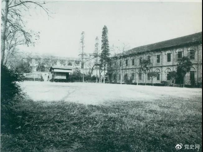　　1927年3月18日，毛澤東出席在武昌舉行的河南武裝農(nóng)民代表大會，并作湖南農(nóng)運狀況報告。圖為大會會場——武昌農(nóng)講所大操場。