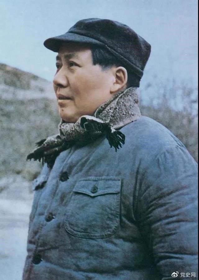 　　1947年3月18日，中共中央機關(guān)主動撤離延安。毛澤東和周恩來、任弼時等繼續(xù)留在陜北，指揮全國人民解放戰(zhàn)爭。這是轉(zhuǎn)戰(zhàn)陜北前夕的毛澤東。